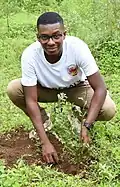 Jeune plante un arbre à Sarékaly