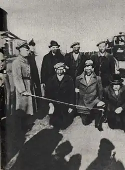 Juifs humiliés (et torturés) par la police allemande, ghetto de Tarnow, Pologne, v. 1939-1945.