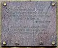 Plaque commémorative en souvenir des martyrs juifs de Józsefváros sur la place.