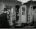 Juif sur un quai de gare, Azna, 1954