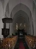 Chaire, lustre, chœur, maître-autel.