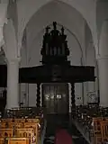 Porte d'entrée et buffet d'orgue.