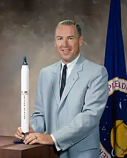 Portrait de James Lovell.
