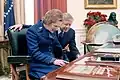Jimmy Carter, qui a fait réinstaller le Resolute desk dans le bureau ovale au début de son mandat, fait lire à Margaret Thatcher la plaque de laiton fixée sur le bureau.