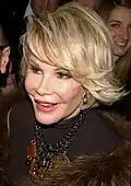 Jimbo remporte le Snatch Game de la première saison avec son imitation de Joan Rivers.