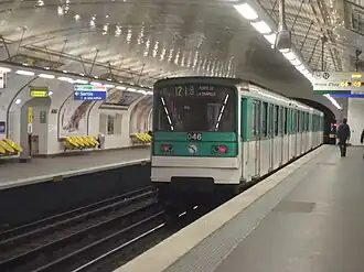 Rame MF 67 quittant la station en direction de Mairie d'Issy.