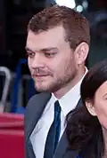 Portrait en extérieur pendant une première