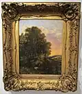 Un paysage pastoral aux accents romantiques, où des arbres verdoyants aux ramures généreuses s'élèvent sur des collines aux courbes harmonieuses. Le ciel, baigné de nuances pastel - ocre, lavande et rose tendre - dialogue subtilement avec les ombres naissantes du crépuscule. Un cadre doré, finement ciselé de motifs floraux et de coquillages délicats, enserre cette composition, soulignant la délicatesse et l'élégance de la scène naturelle. La lumière déclinante caresse les reliefs, créant un subtil jeu d'ombres et de luminosités qui transcende la simple représentation paysagère.
