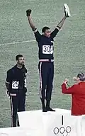 Tommie Smith avec le modèle de chaussure Suede, 1968