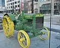John Deere modèle D bicylindre 4 temps polycarburant à plat, avec sa poulie de battage, 30 chevaux, 1923.