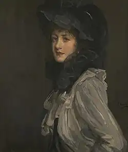 Dame en gris et noir