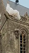 Mannequin de John Steele, de la 82e division aéroportée sur le clocher de l'église de Sainte-Mère-Église