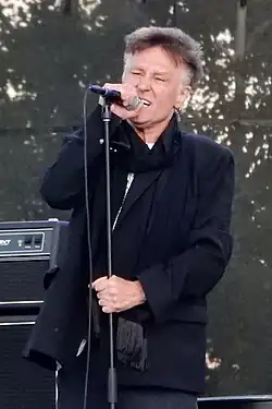 Description de l'image John Waite Tulalip Amphitheatre 2021 (cropped).jpg.