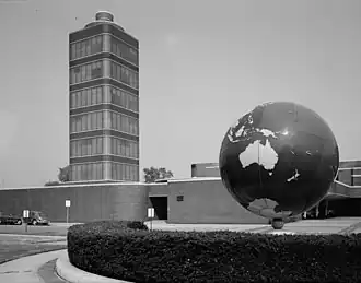 Bâtiment Johnson Wax à Racine (Wisconsin, E-U) par Frank Lloyd Wright en 1936 murs aveugles et éclairage par le toit (architecture type).
