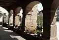 Chapiteaux ornementés d'entrelac et colonnes géminées.