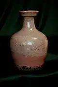 Flacon à alcool, grès de type ido, période Joseon (Corée), collection privée.