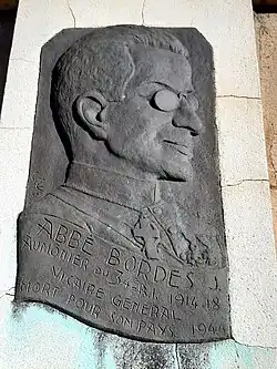 Médaillon de l'abbé Joseph Bordes (1945) sur plaque de bronze apposée sur un mur extérieur de l'église de la Madeleine de Mont-de-Marsan