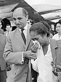 Arrivée en juillet 1966 de Josina Soumokil-Taniwel à l'aéroport d'Amsterdam-Schiphol peu après l'annonce de l'exécution de son mari. Elle est accompagnée de Johan Manusama&nbsp;(en), président en exil de la république des Moluques du Sud.. Ron Kroon / Anefo