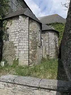 Le chevet : absidioles du XIIe&nbsp;siècle et, à l'arrière-plan, abside à pans coupés du XVIe ou du XVIIe&nbsp;siècle.