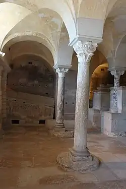 Crypte et sarcophages.