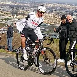 Juan Ayuso enfile une veste dans les gros pourcentages avant la descente.