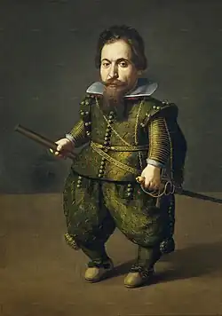 Peinture d'un petit homme, portant moustache et barbichette, vêtu richement, portant au côté une épée à la garde finement ouvragée et tenant de la main droite un objet cylindrique (bâton?)