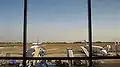 Vue sur le tarmac et la piste depuis l'aéroport