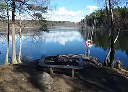 Espace barbecue au bord du lac Judarn.