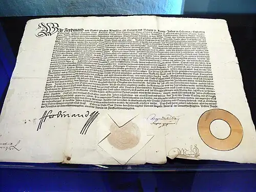 Document où l'empereur Ferdinand Ier ordonne aux Juifs (hommes, femmes, enfants) de porter une rouelle jaune comme marque distinctive sur leurs vêtements, 1er août 1551.