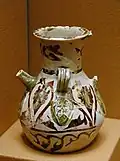 Cruche fragmentaire aux palmettes, décor lustré polychrome, IXe&nbsp;siècle.