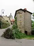 Une rue menant à la place de l'église.
