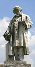 Statue de Jules Janssen face à l'observatoire de Meudon.