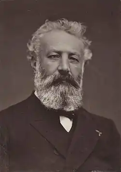 Portrait photographique en noir et blanc d'un homme.