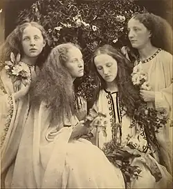 Photographie représentant Mary Fraser Tytler et ses trois sœurs.