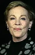 Julie Andrews a débuté à Brodway avant de connaître la consécration avec des films comme Mary Poppins (1964) et La Mélodie du Bonheur.