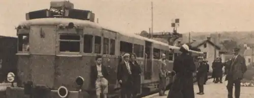 Photographie en sépia de deux autorails accouplés, vus de trois quarts avant.