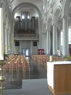 Au fond de l'église, le jubé et les orgues