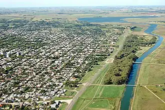 Vue aérienne de Junín et du Río Salado.