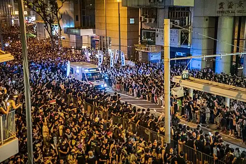 Les manifestants cèdent la place à une ambulance sur le chemin Hennessy, près de la rue de l'Arsenal