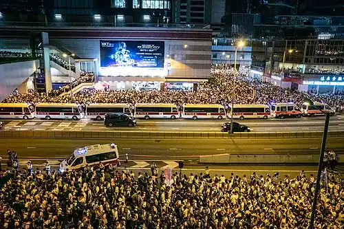 Vers 21&nbsp;h, de nombreux manifestants n'ayant pas fini leur parcours, la police essaya les rediriger vers la station Admiralty pour accélérer la fin de la manifestation.
