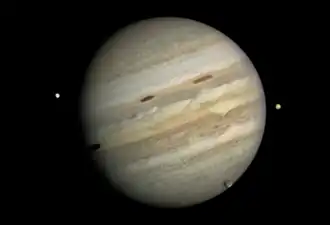 Jupiter et ses lunes Europe (gauche), Ganymède (centre) et  Io (droite).