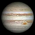 Vue de Jupiter et ses nuances de couleurs en parallèle allant du blanc au rouge.
