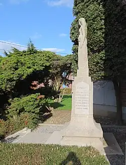 Le monument. Erigé par souscription publique des anciens combattants de 1914-1918, une statue représentant un soldat belge terrassant l'aigle allemand a été remplacé en 1947 par une figure féminine en pierre.