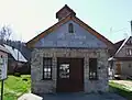 L'ancienne remise des pompiers, aujourd'hui salle d'exposition du musée. (l'inscription religieuse est en slovaque)