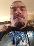 Selfie en contre-plongée.
