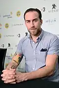 Justin Benson dans le rôle de John Anglin