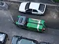 Un appareil haute pression pour le nettoyage d'une rue à Paris.