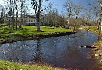 La rivière et le manoir de Käru.