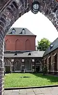Jardin du monastère, cloître et maison de la salle capitulaire