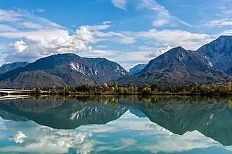 Le réservoir de Ferlach sur la Drave, à Köttmannsdorf. Tout à droite le sommet du Ferlacher Horn.